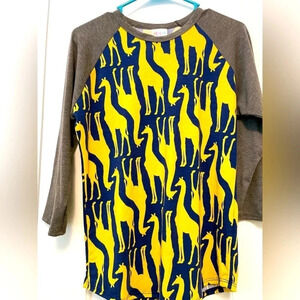 LulaRoe Randy women’s gray and yellow giraffe pattern shirt size S